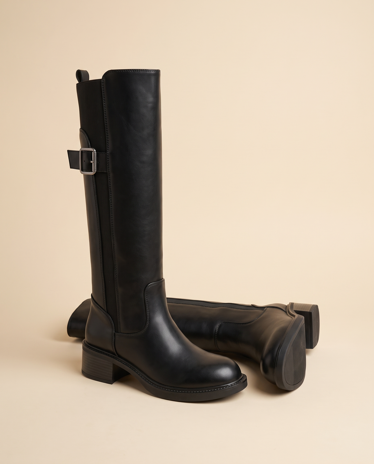 Botte LOANA noir en nature morte sur fond crème