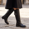 Botte LOANA noir portée, gros plan jambes sur pavé