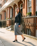 Slingback LOUISE noire portée, femme marchant dans une rue de Londres