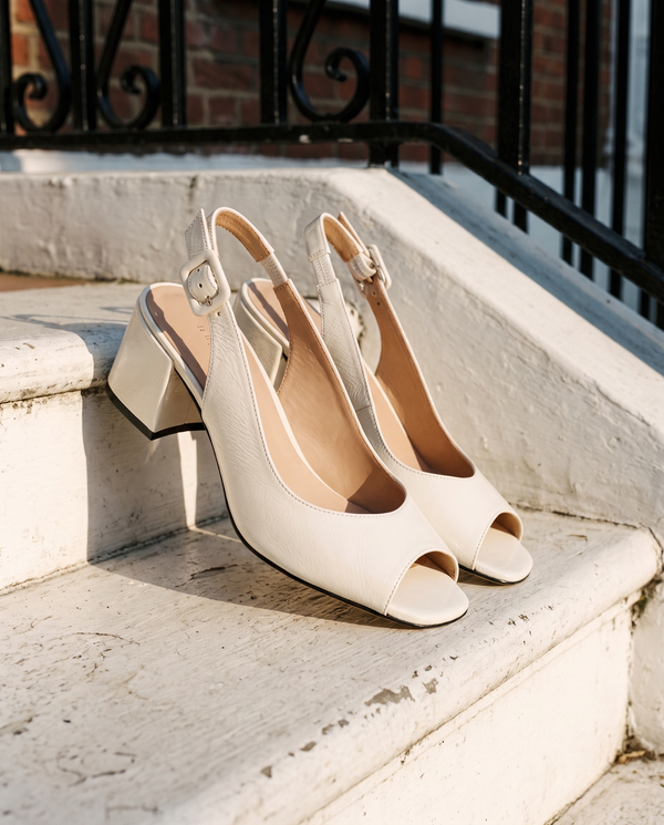 Slingback LUSIA blanche posée sur le perron d'une maison londonienne