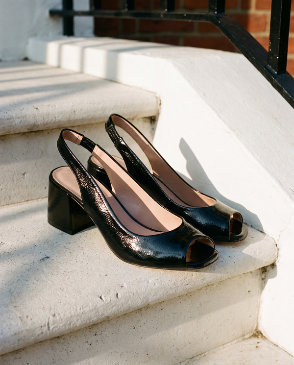 Slingback LUSIA noire posée sur le perron d'une maison londonienne