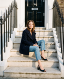 Slingback LUSIA noire portée, femme assise sur le perron d'une maison londonienne