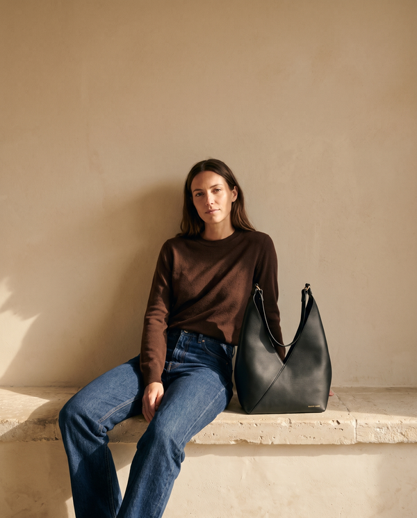 Sac MABILLON noir Maison André posé sur la marche