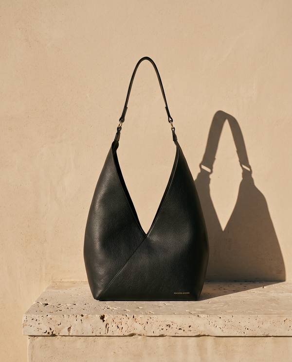 Sac MABILLON noir Maison André sur une marche en pierre