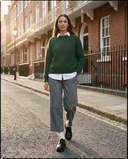 Derby MACAO noir porté, femme marchant dans une rue de Londres