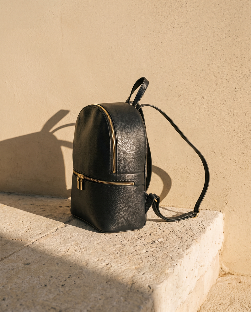 Sac MARGOT bleu marine Maison André sur une marche en pierre