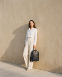 Sac MARGOT bleu marine Maison André porté à la main