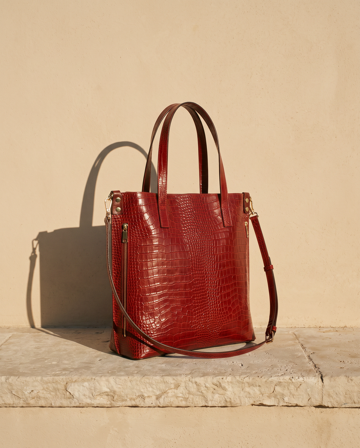 Sac MAUD bordeaux Maison André sur une marche en pierre