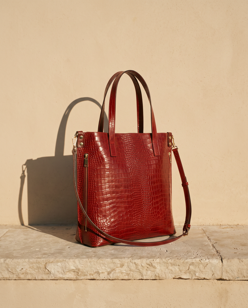 Sac MAUD bordeaux Maison André sur une marche en pierre