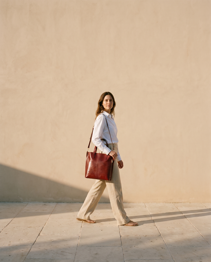 Sac MAUD bordeaux Maison André porté en bandoulière