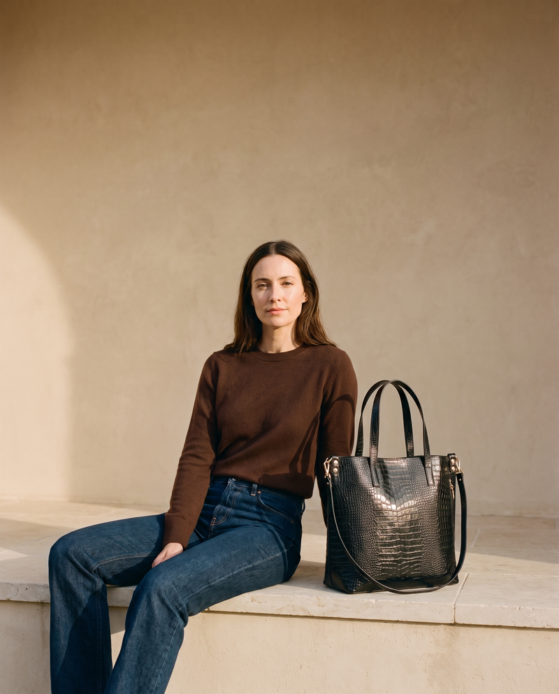 Sac MAUD noir Maison André posé sur la marche