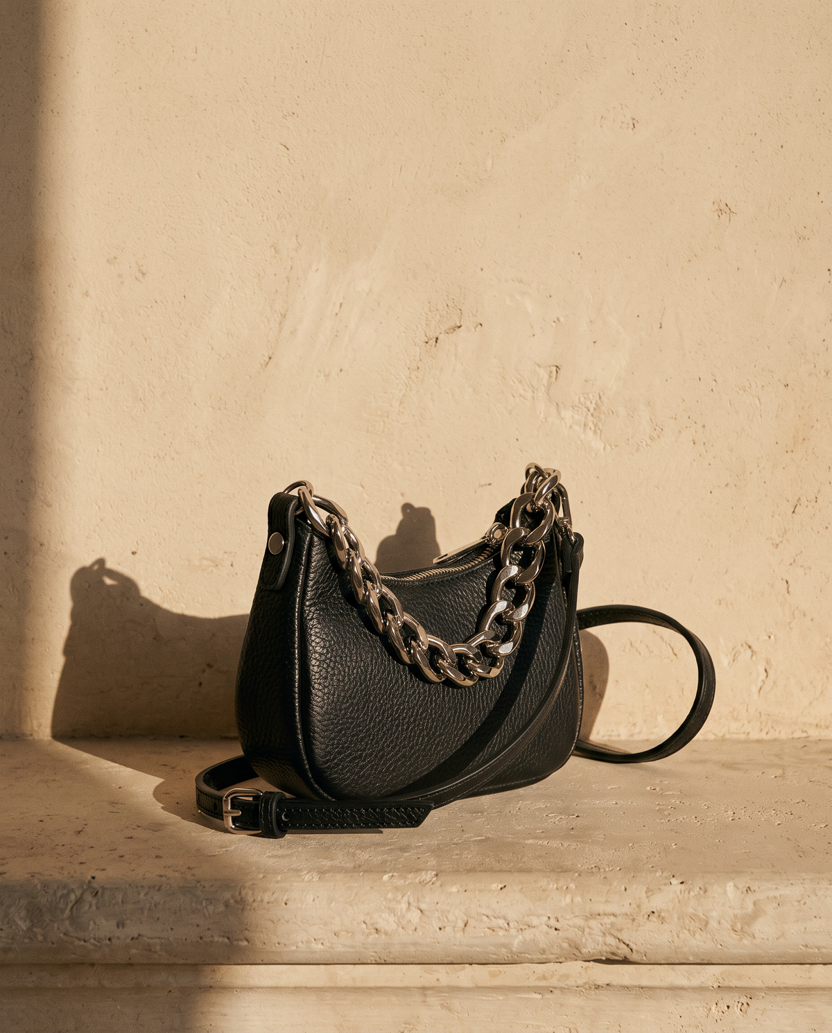 Sac MIA noir Maison André sur une marche en pierre