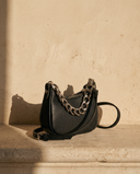 Sac MIA noir Maison André sur une marche en pierre