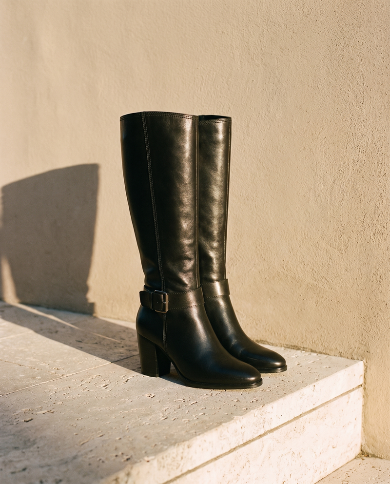 Paire de bottes MIGHTY posée sur une marche en pierre — André