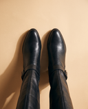Paire de bottes MIGHTY vue du dessus sur fond beige — André
