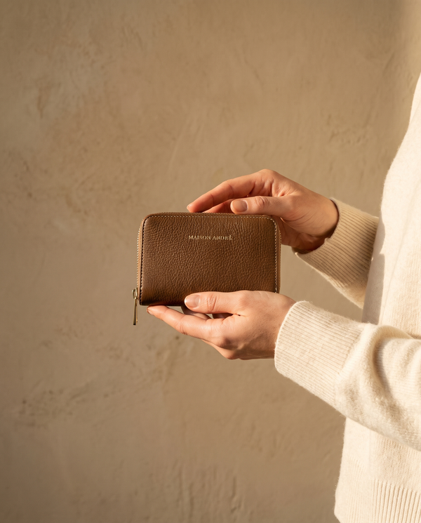 Petit portefeuille MINI BUCI bronze Maison André tenu en main