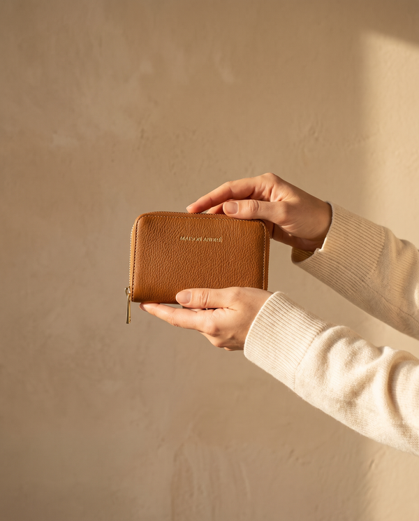 Petit portefeuille MINI BUCI cognac Maison André tenu en main