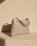 Sac MIROMESNIL blanc cassé Maison André sur une marche en pierre