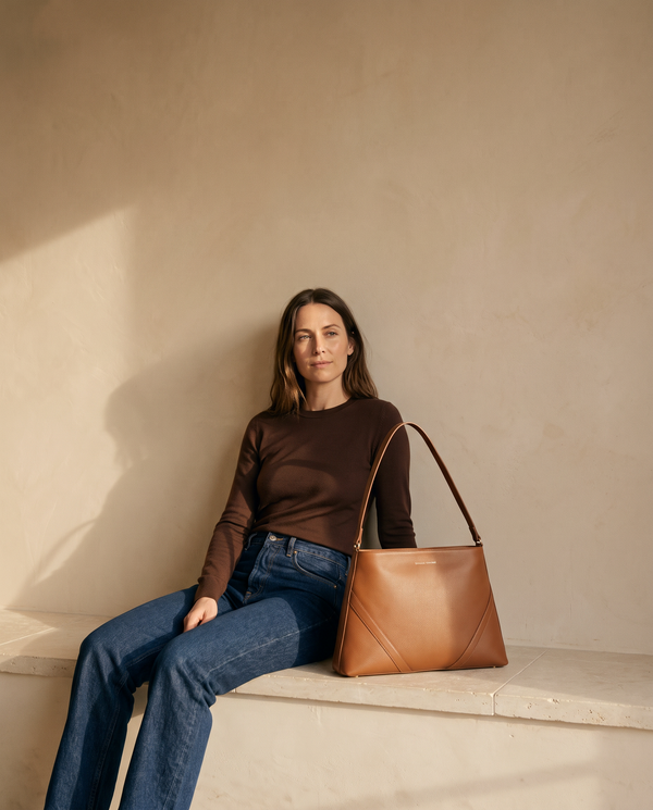 Sac MIROMESNIL cognac Maison André posé sur la marche