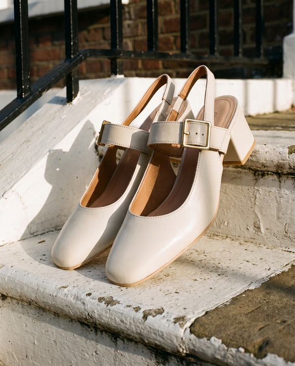 Slingback MONA beige posée sur le perron d'une maison londonienne