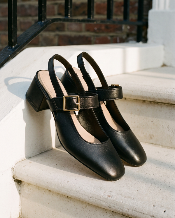 Slingback MONA noire posée sur le perron d'une maison londonienne