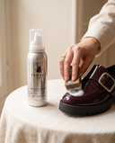 Mousse nettoyante Famaco en utilisation sur une chaussure André