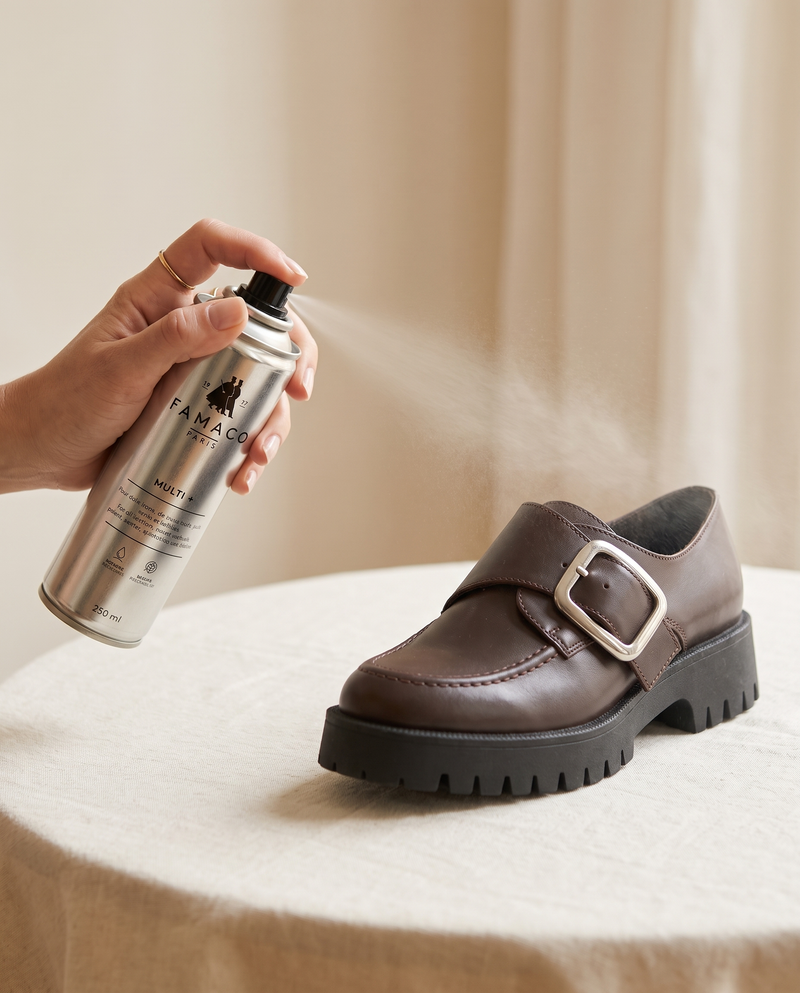 Multi Care Famaco, spray multi-matières en utilisation sur une chaussure André