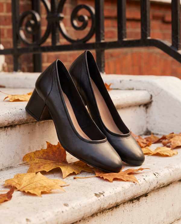 Escarpins NINAROSE noirs posés sur le perron d'une maison londonienne, feuilles d'automne