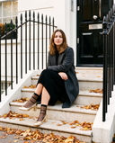 Escarpins NINAROSE dorés portés, femme assise sur le perron d'une maison londonienne en automne