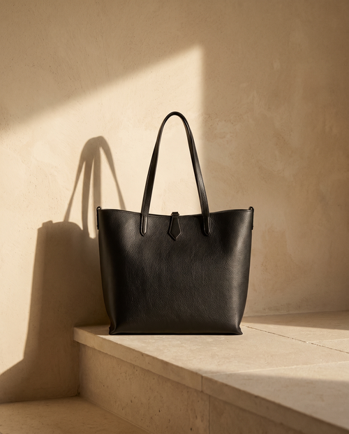 Sac NIOBE noir Maison André sur une marche en pierre