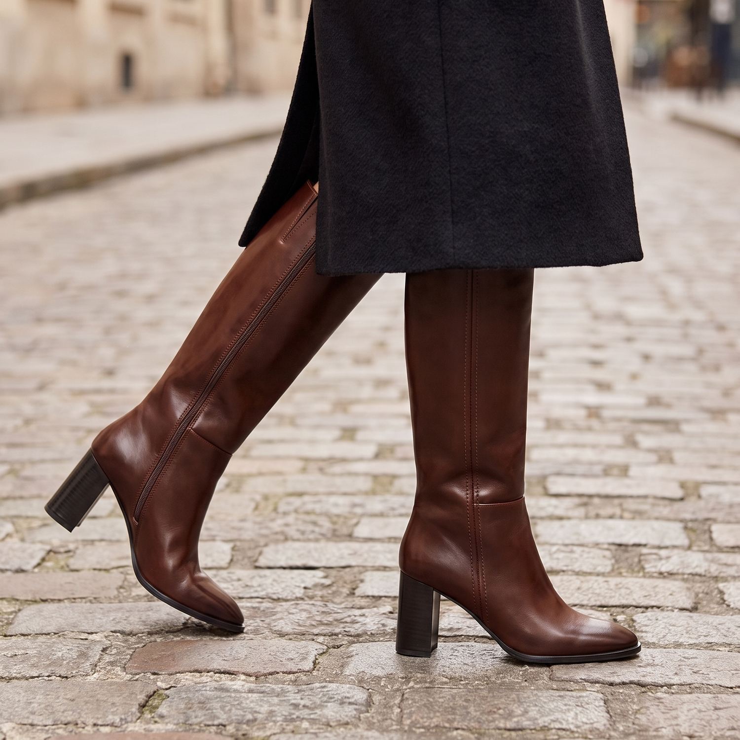 Botte NORAH marron portée, gros plan jambes sur pavé