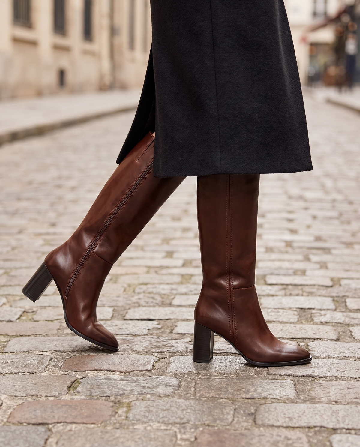 Botte NORAH marron portée, gros plan jambes sur pavé