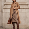Botte NORAH marron portée avec sac, silhouette en pied