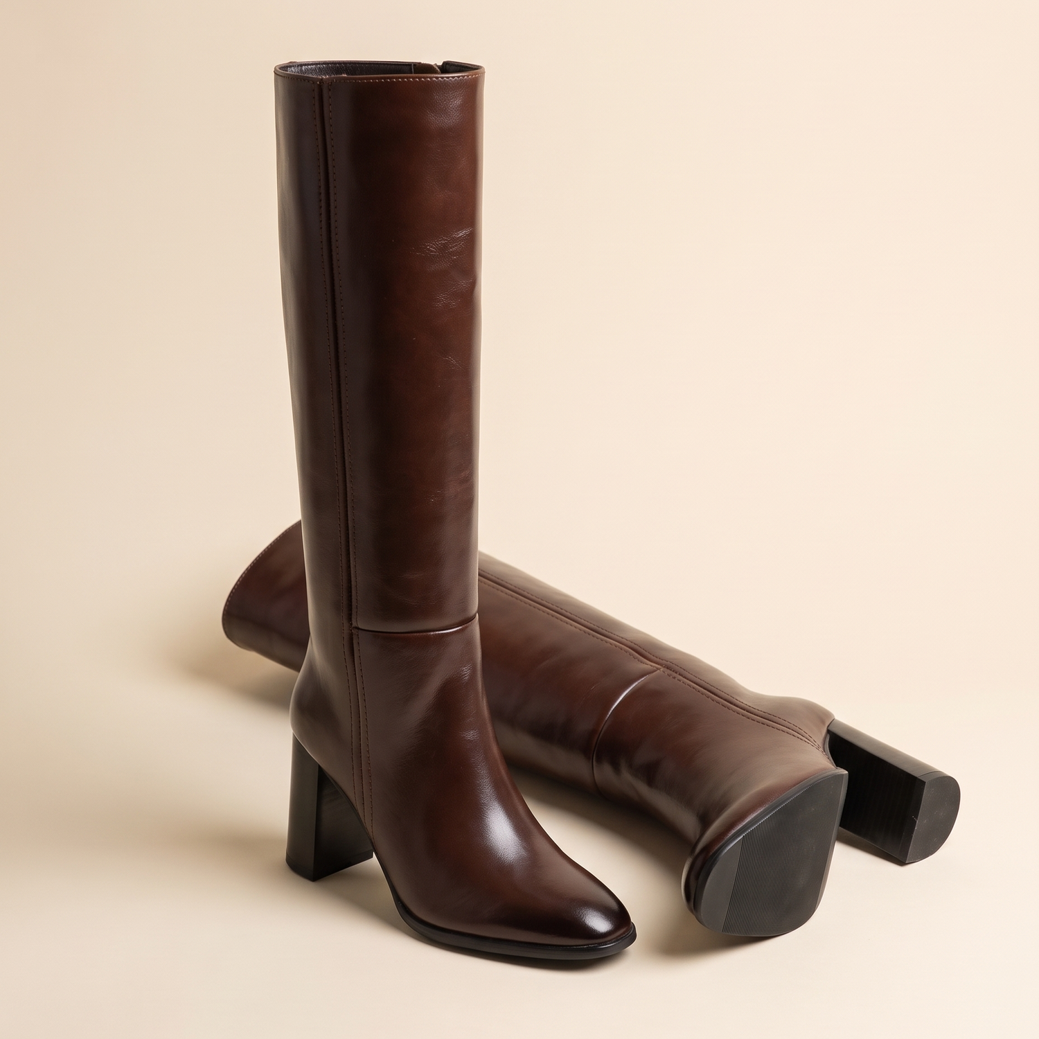 Botte NORAH marron en nature morte sur fond crème