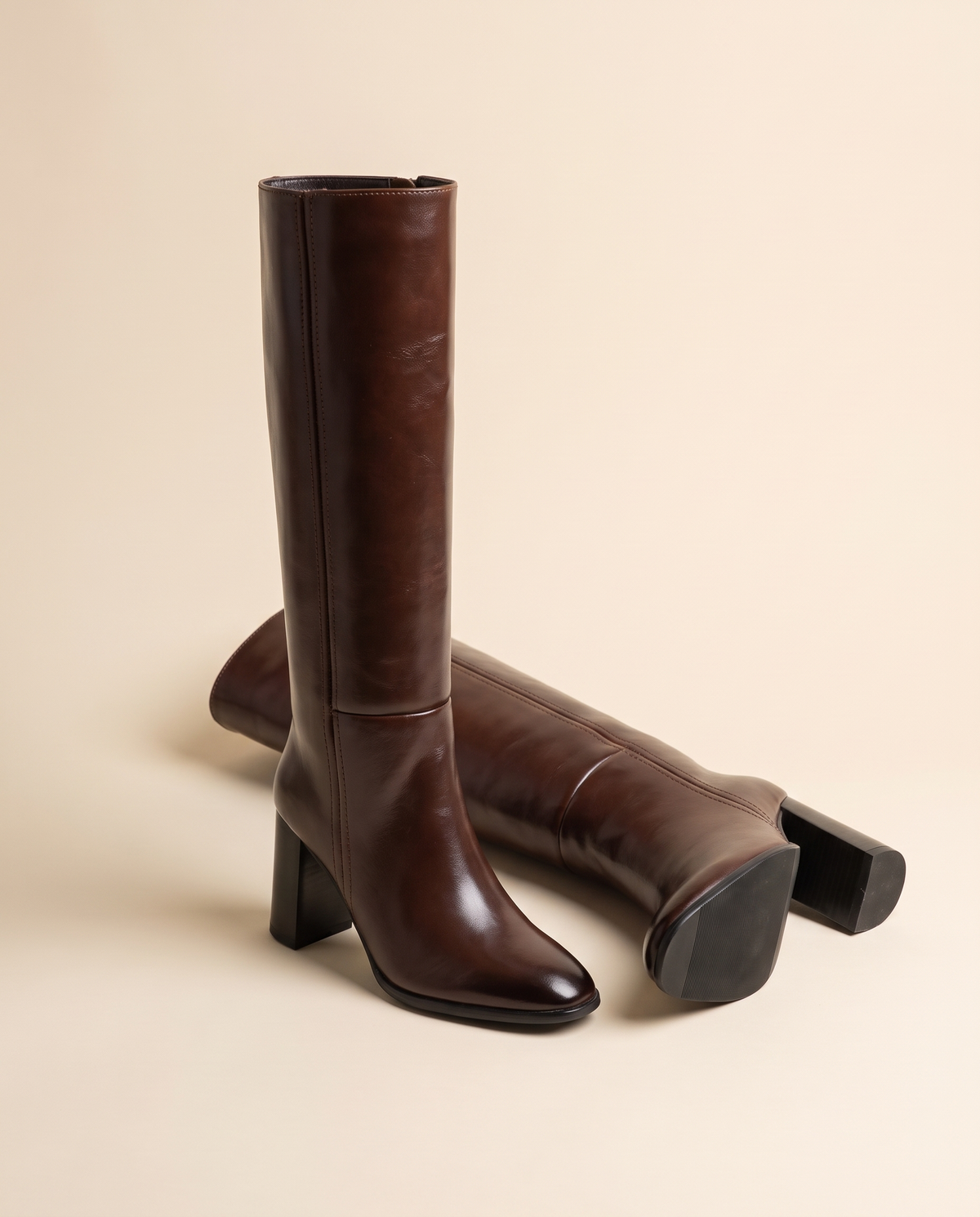 Botte NORAH marron en nature morte sur fond crème