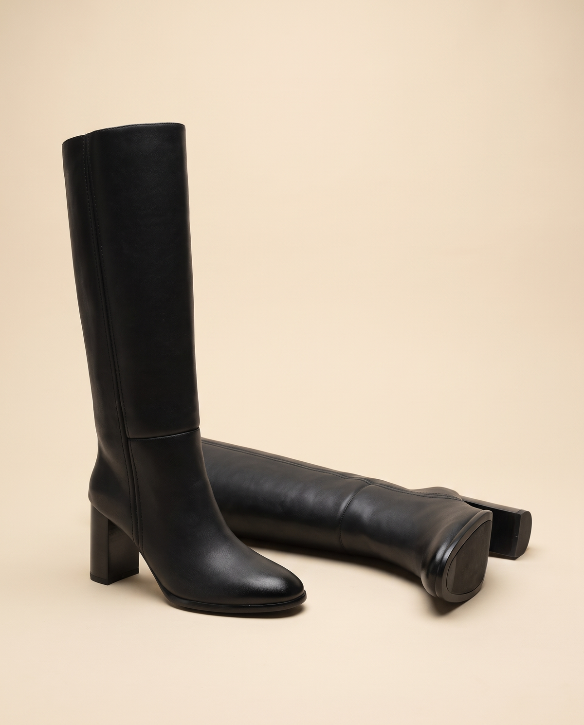 Botte NORAH noir en nature morte sur fond crème