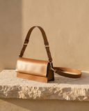 Sac ODEON cognac Maison André sur une marche en pierre