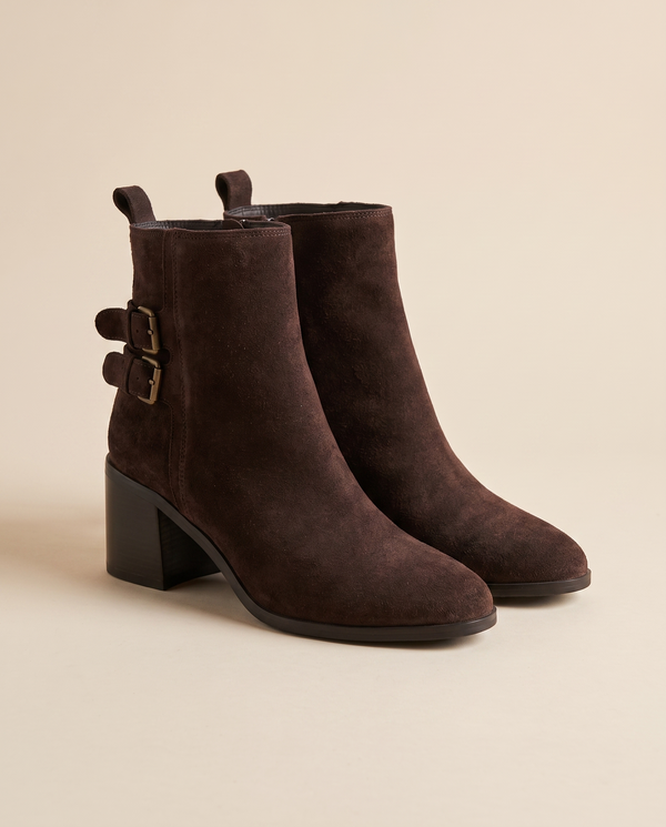 Boots OLIA marron debout sur fond beige