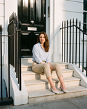 Slingback OLIVIA beige portée, femme assise sur le perron d'une maison londonienne