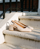 Slingback OLIVIA beige posée sur le perron d'une maison londonienne