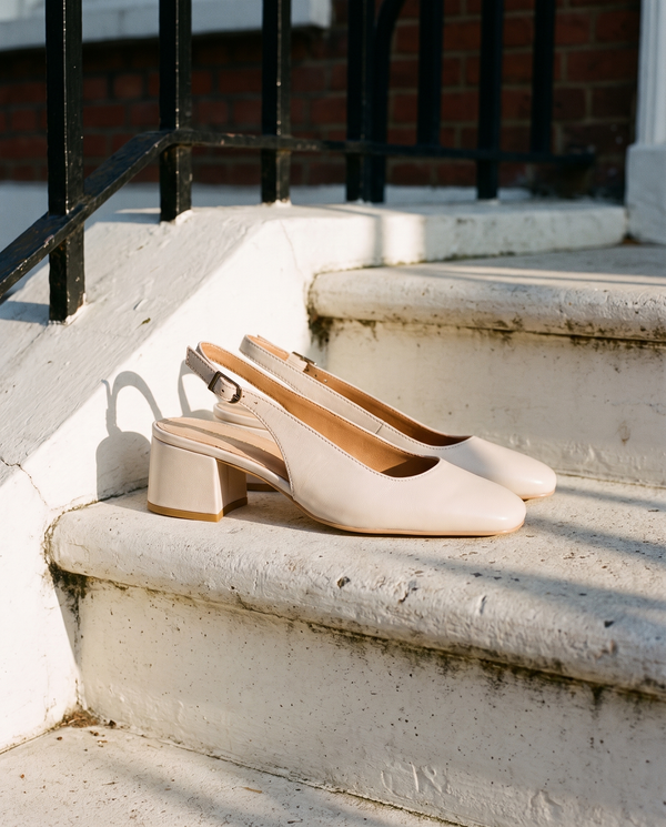 Slingback OLIVIA beige posée sur le perron d'une maison londonienne