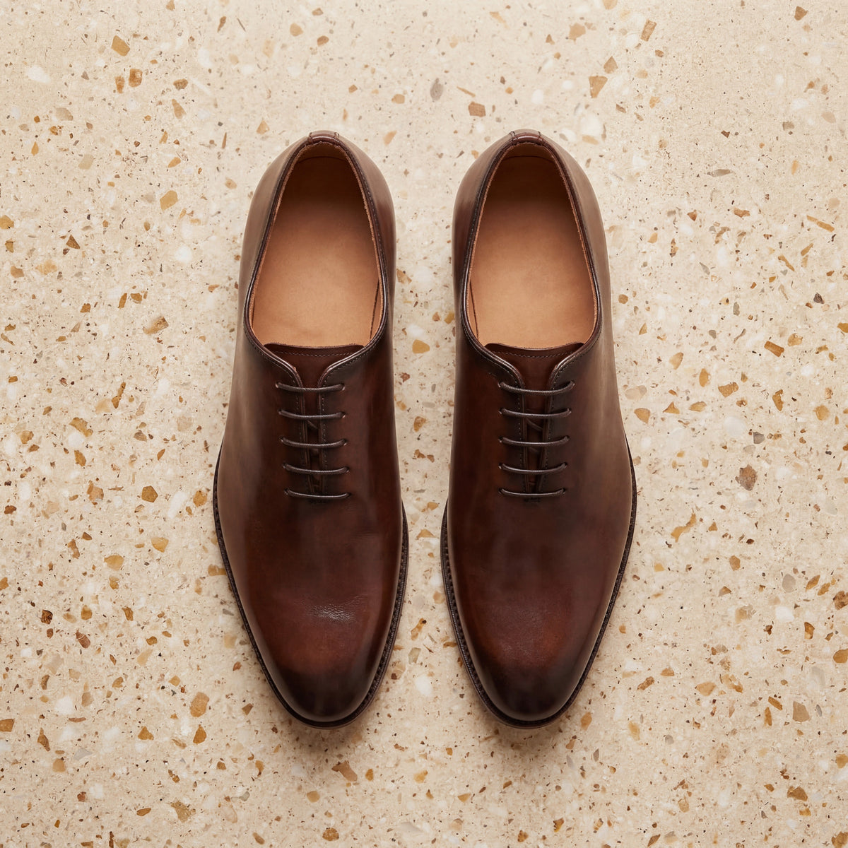 Chaussures richelieu André OLIVER Cognac en cuir lisse, élégantes et intemporelles pour homme.