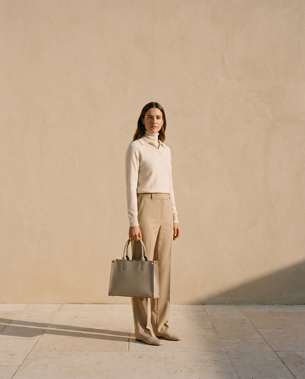 Sac OPERA blanc cassé Maison André porté à la main