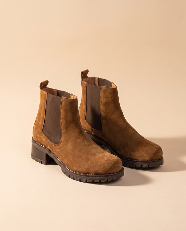 Boots OSLO camel debout sur fond beige