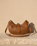 Sac PANTHEON cognac Maison André sur une marche en pierre