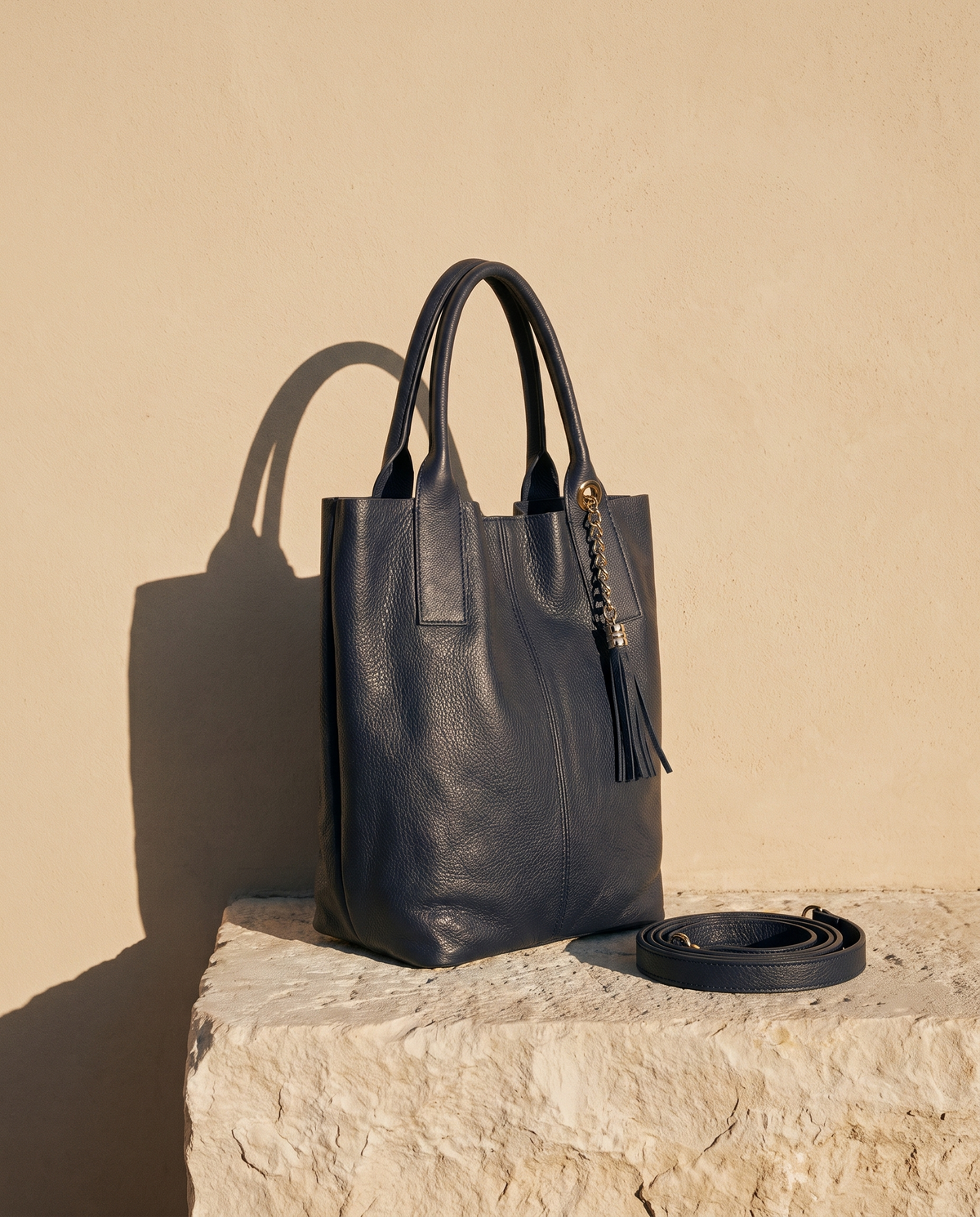 Sac PETRA bleu marine Maison André sur une marche en pierre