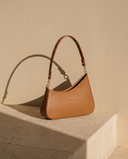 Sac PIGALLE cognac Maison André sur une marche en pierre