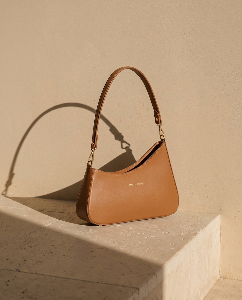 Sac PIGALLE cognac Maison André sur une marche en pierre