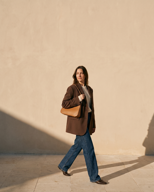 Sac PIGALLE cognac Maison André porté à l'épaule