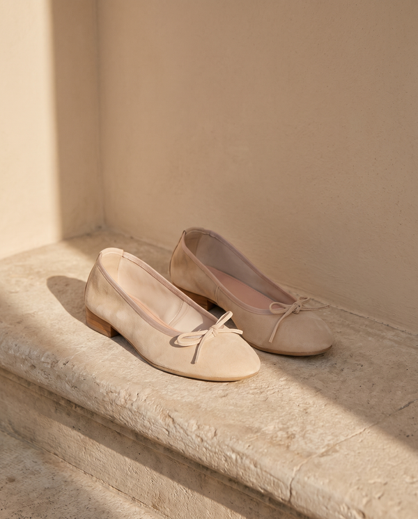 Ballerine POLLY beige posée sur une marche en pierre, mur enduit beige